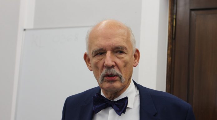 newsteam.pl Janusz Korwin-Mikke broni Putina. Nie mozna stawiac znaku rownosci miedzy